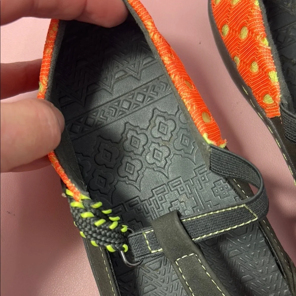 Muk Luk Orange Black Water Shoes Durable Soles - Picture 2 of 8